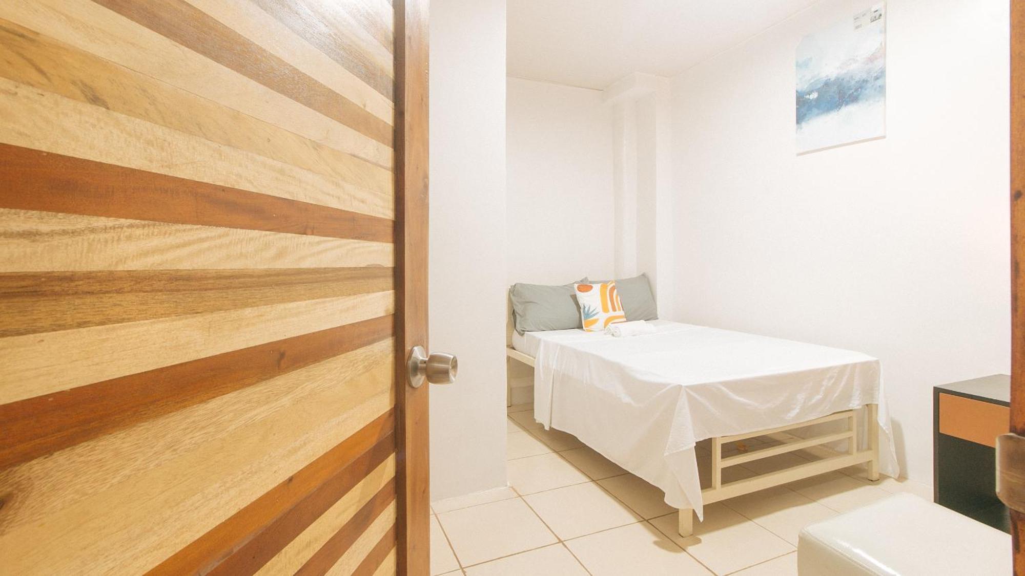 Cozy Cove Inn By Reddoorz Bacolod Exterior photo